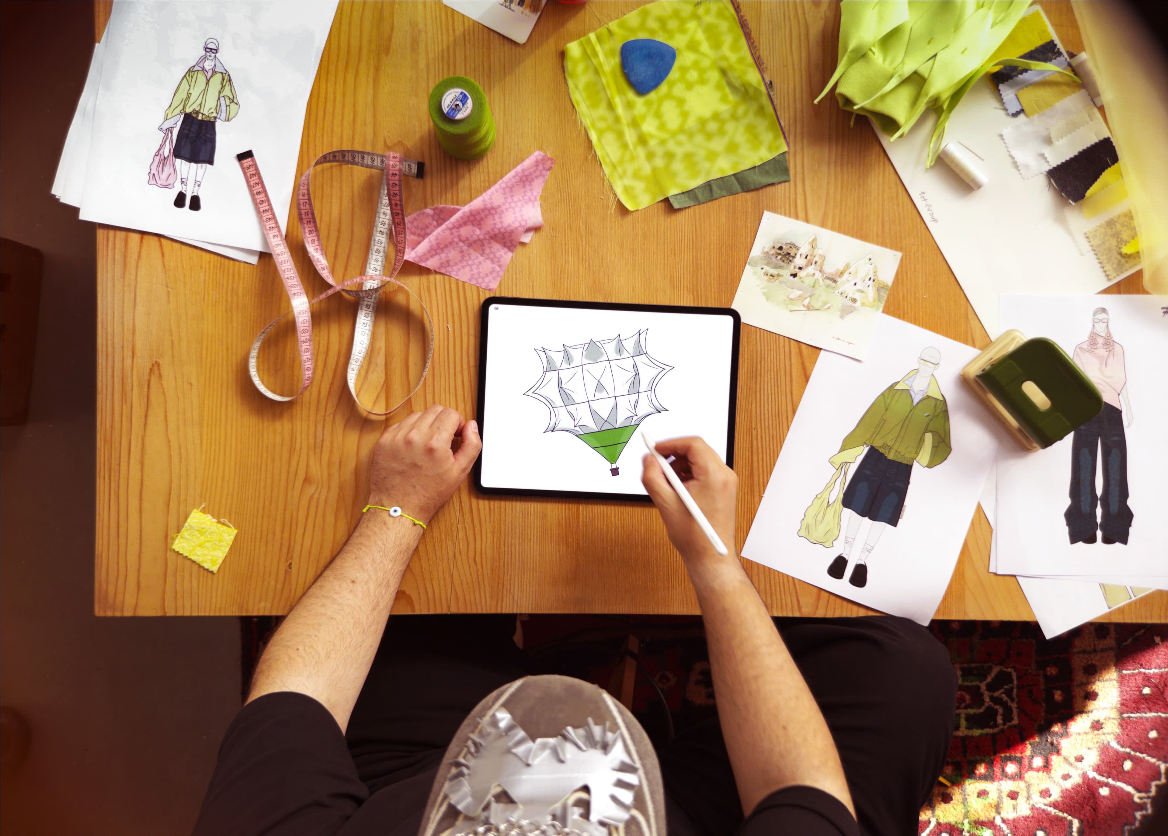Aydın drawing on iPad Pro with Apple Pencil Pro. Apple says the three balloon shapes were narrowed down from dozens of variations drawn in Procreate. Image: Apple Newsroom.